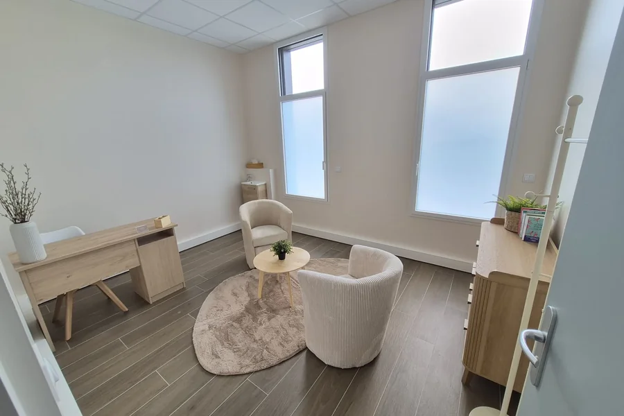 Cabinet de psychopratique de Cindy Ferrol — espace de consultation avec fauteuils à Saint-Georges-sur-Eure